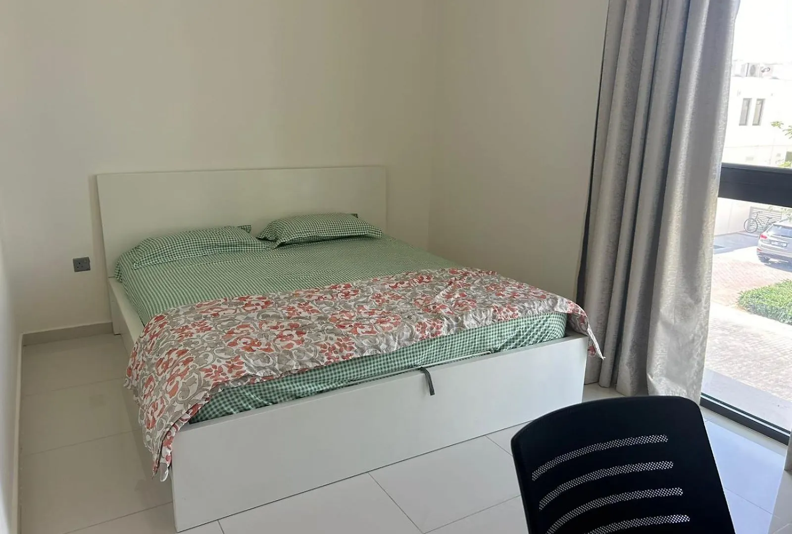 Homestay Females Only - Private Room With Work Desk And Attached Bathroom In Villa Dubai