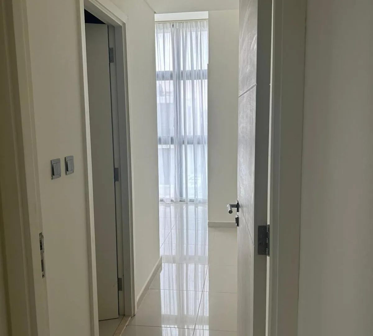 Females Only - Private Room With Work Desk And Attached Bathroom In Villa Dubai