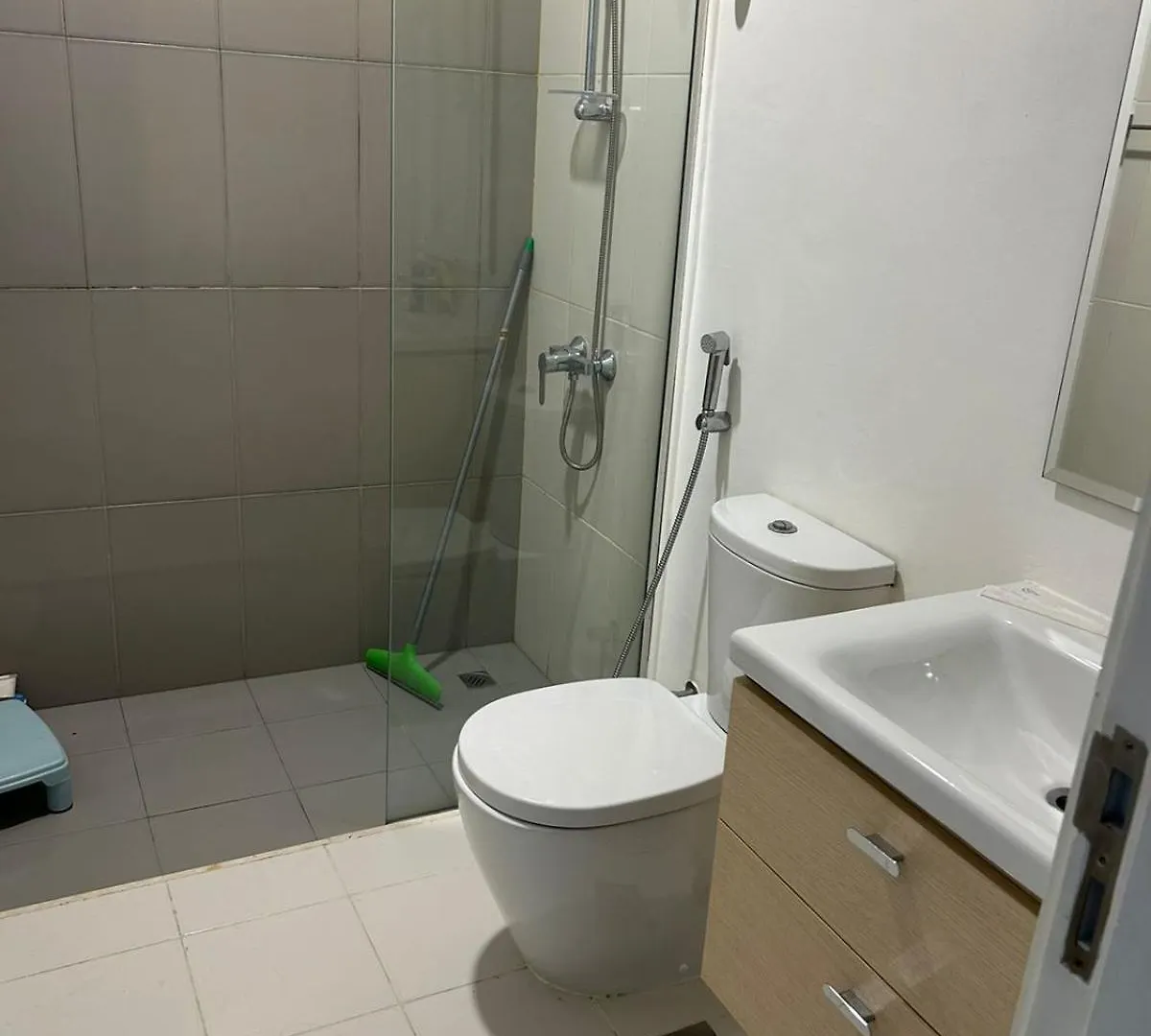 Females Only - Private Room With Work Desk And Attached Bathroom In Villa Dubai 0*,