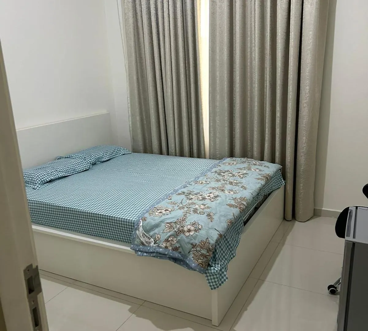 Females Only - Private Room With Work Desk And Attached Bathroom In Villa Dubai Homestay