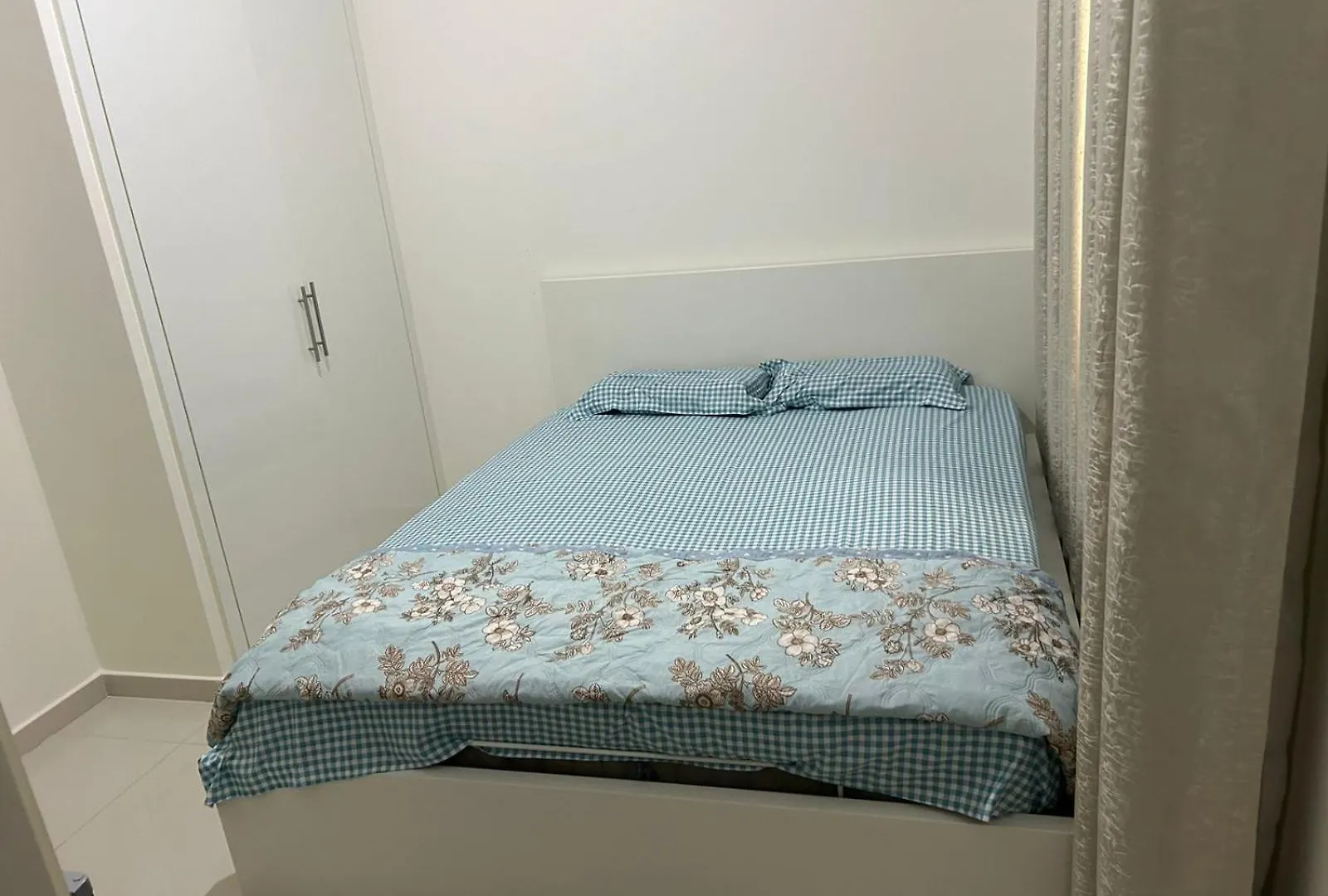 Females Only - Private Room With Work Desk And Attached Bathroom In Villa Dubai United Arab Emirates