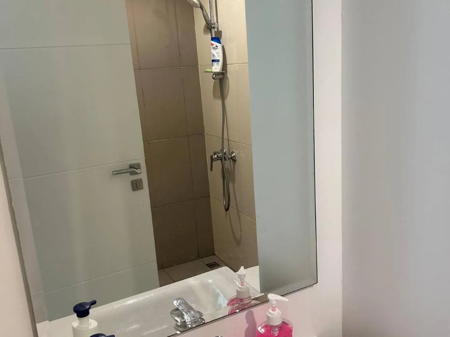 Homestay Females Only - Private Room With Work Desk And Attached Bathroom In Villa Dubai